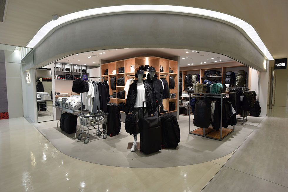 1円～新品 国内正規品ノースフェイス直営店限定販売 THE NORTH FACE◆パーカー/LサイズNT61821R/スクエアロゴ/BRW/無地 ビーチクリーン ノース・フェイスの直営店が一つずつ異なる理由 店づくりの極意：日経