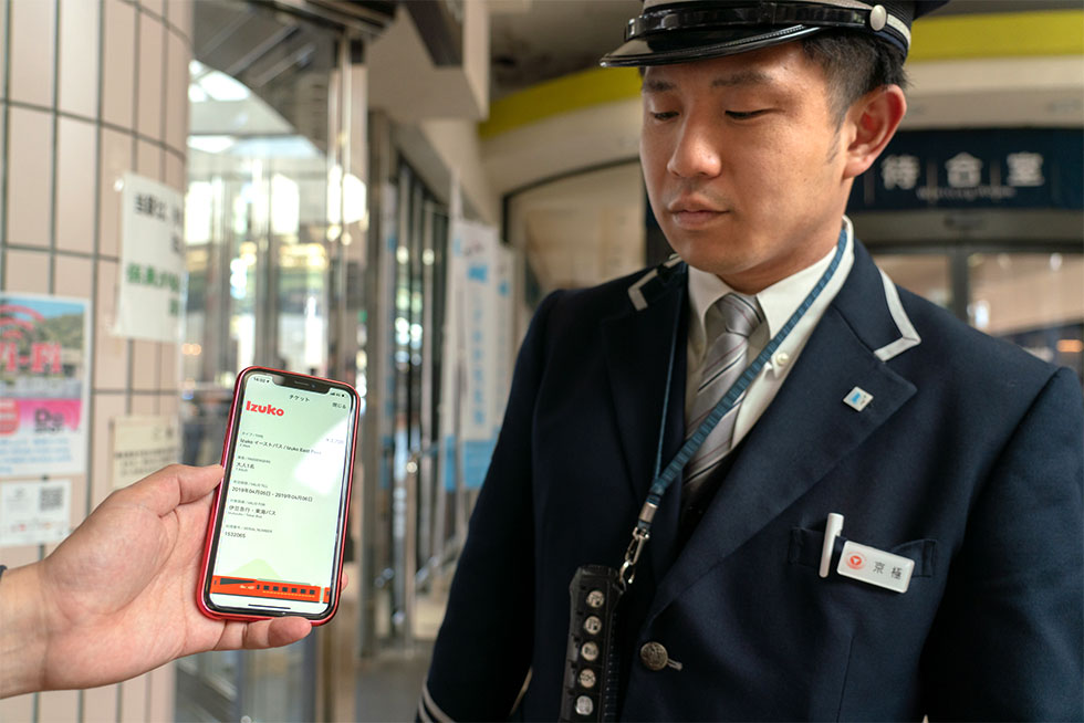 東京急行電鉄やJR東日本などが伊豆エリアで提供するMaaSアプリ「Izuko（イズコ）」。デジタルフリーパスを駅員などに見せるだけで、指定エリア内をスムーズに移動可能