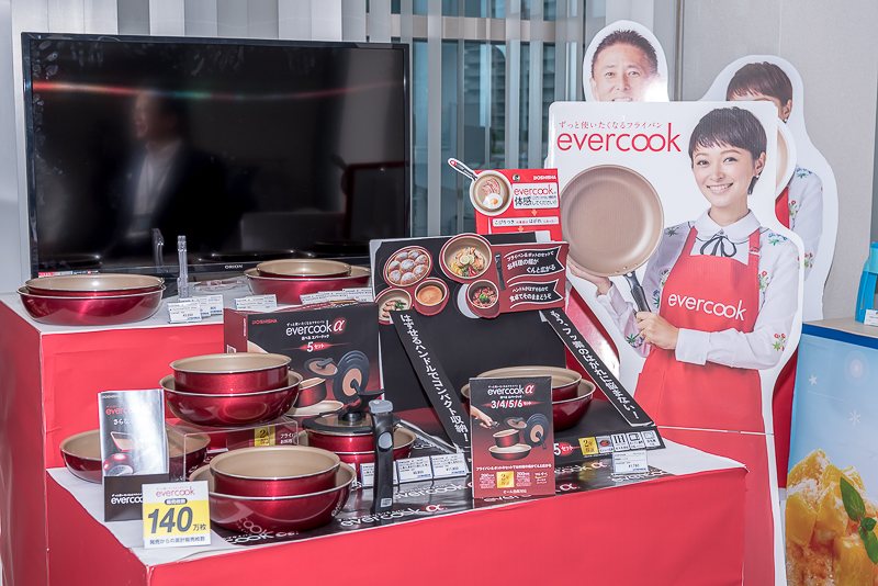 特殊なフッ素加工技術を持つメーカーと共同開発した「evercook（エバークック）フライパン」。業界で初めて1年保証を付けた。140万個のヒット商品