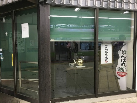 JR渋谷駅の山手線のホームにあった「どんばれ屋」。閉店した店内には、やかんがひっそりと置かれていた（画像提供／日清食品）