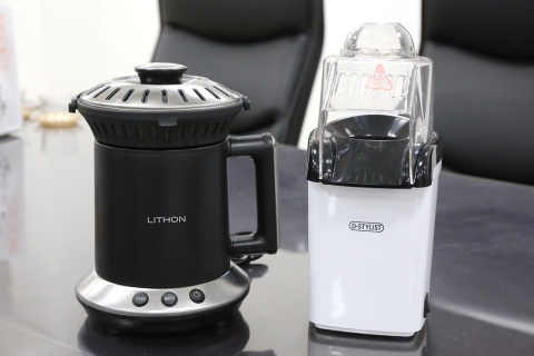 2万円と低価格な家庭用焙煎機「ホームロースター」(左)と、アイデアのベースとなったポップコーンメーカー。熱風を当てながら作るポップコーンメーカーのように熱風で焙煎し、同時にチャフ(コーヒー豆の薄皮)を弾き飛ばして分離する機構を持つ