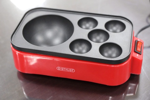 直径10センチのたこ焼きが作れる「ギガたこ焼き器」。焼き上がるまでに20分以上かかるため、その隣で通常サイズのたこ焼きが作れるようになっている