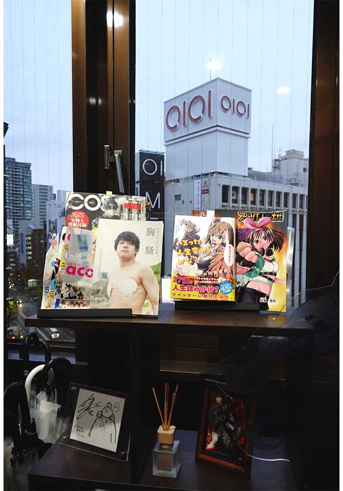 近くには伊勢丹新宿店の本館 窓の向こうに 日経クロストレンド 近くには伊勢丹新宿店の本館 窓の向こうに 日経クロストレンド