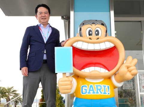 赤城乳業 開発マーケティング本部 副本部長 マーケティング部 部長 萩原史雄さん。1995年入社。営業を経て、2004年営業統括部(マーケティング担当)に。06年にはキャラクター「ガリガリ君」のマネジメント業務を行うガリガリ君プロダクションを設立