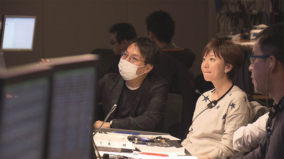 東海テレビの伏原 健之氏（写真中央）（『さよならテレビ』より）　（C）東海テレビ