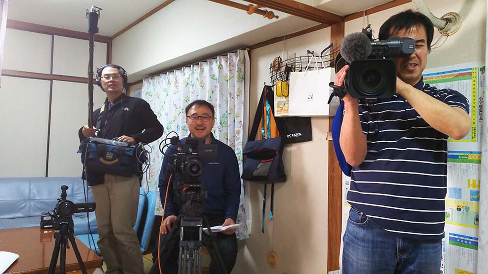 被写体側から見たインタビュー時の風景。（左）音声・中山寛史氏、（中央）ディレクター・佐々木健一氏、（右）撮影・藤田岳夫氏（BS1スペシャル『ボクの自学ノート～7年間の小さな大冒険～』撮影時）