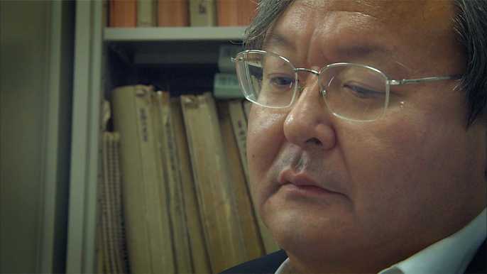 秘めた思いをカメラの前で吐露する今村核弁 日経クロストレンド