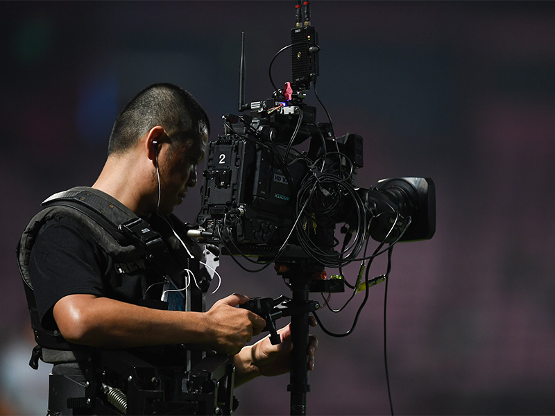 テレビ取材、カメラは急に止まらない