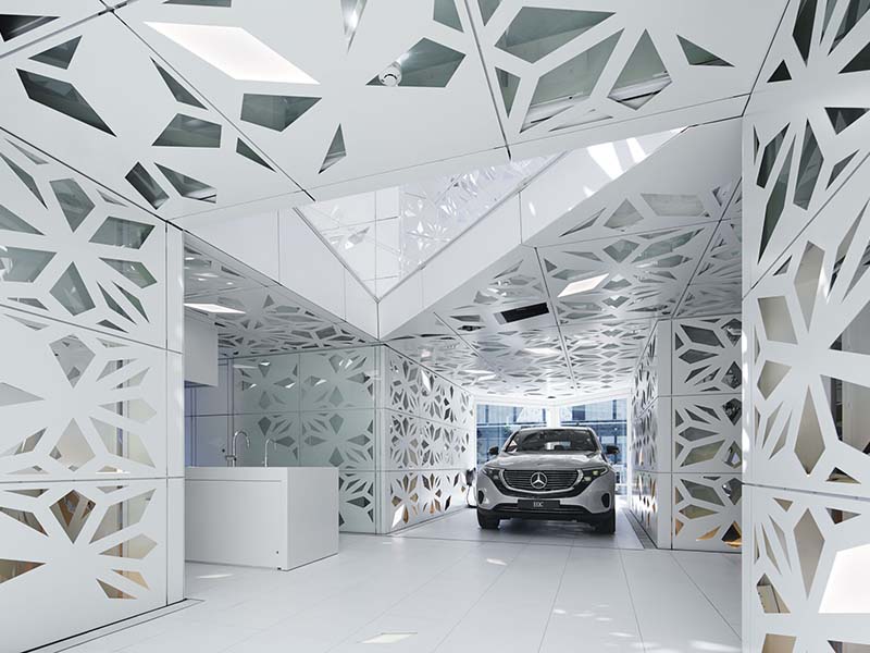 4カ月で3万人が来場したメルセデス・ベンツ日本の不思議な家