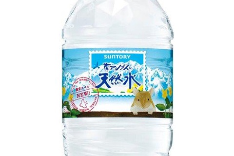 13年5月のリニューアルで「天然水の森」に生息する動物のイラストをデザインしたラベルに