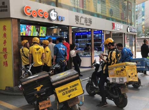 デリバリーアプリからの依頼を受けてピックアップに集まるギグワーカーたち