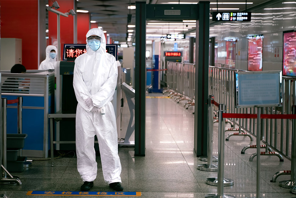 中国の地下鉄の入り口に設置されている、新型コロナウイルスと荷物の検査所（写真／Shutterstock）