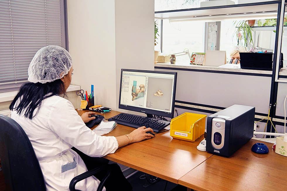 耳型を取り、3Dプリンターで個人に合った補聴器を作る
