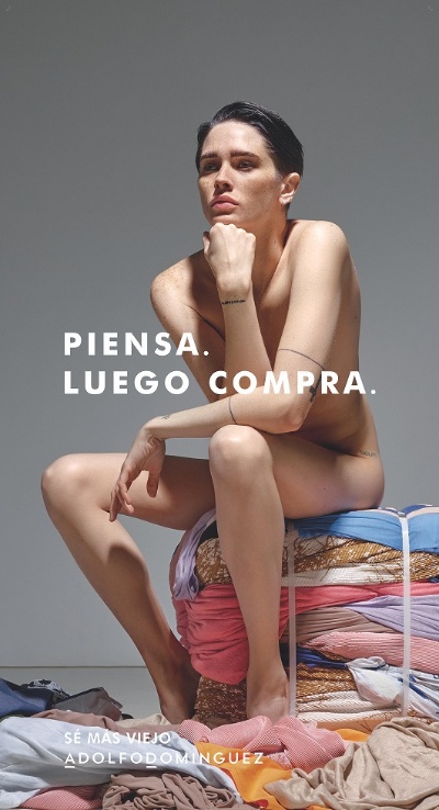 アドルフォ・ドミンゲスが19年春夏で展開したキャンペーンのビジュアル。「買う前に考えろ」のキャッチフレーズと、ロダンの「考える人」のポーズをとったモデルが印象的