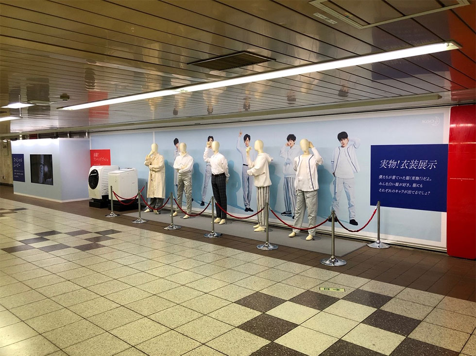 新宿駅ではイケメン俳優の巨大ポスター（上）の他、衣装やワンハンドプッシュが体験できるブースを設置した（下）