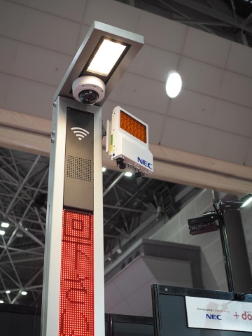 NECãéçºãã5Gã®åºå°å±ãåããè¡è·¯ç¯ãLEDãã¼ãã§å¸æ°ã¸ã®ã¡ãã»ã¼ã¸ã表示ããæ©è½ã