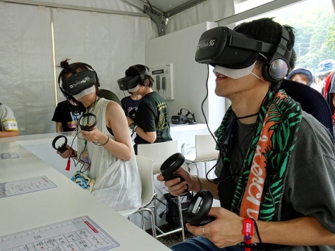 ブースでは、VR(仮想現実)空間内でリアルタイムに近くのステージ上で演奏しているアーティストの映像を臨場感たっぷりに楽しめる体験ができた