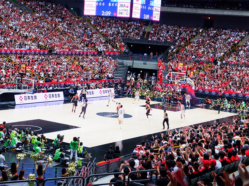 アリーナに5Gゴーグル集団現れる 「八村 シュート」ARでテロップ