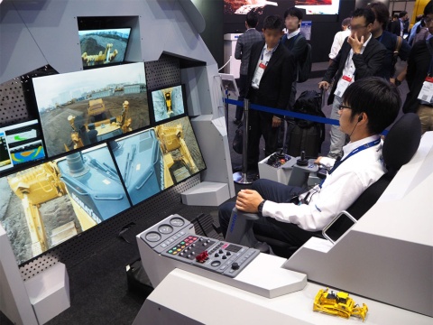 「CEATEC JAPAN 2018」にコマツが出展した建設機械の遠隔操縦デモンストレーション