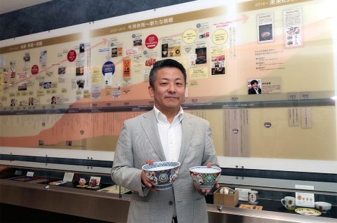 吉野家常務の伊東正明氏。1996年にP&G入社。ブランドマネージャーとして「ジョイ」「アリエール」のブランドを再建するなど、国内外で活躍。シンガポールでペットケア事業責任者、アジアパシフィック・Eビジネス事業責任者、ホームケア・オーラルケアヴァイスプレジデントなども歴任。2017年11月退職・独立。18年1月に戦略担当顧問として吉野家に招かれ、10月より同社の常務に。伊東氏が右手に持つのが「牛丼 超特盛」、左手に持つのが「牛丼 小盛」で使われる丼