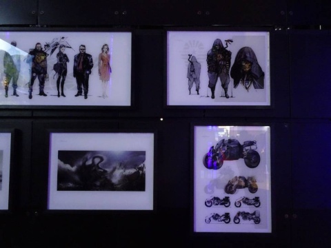 シアター壁面には登場キャラクターやマシンのイラストが展示されている