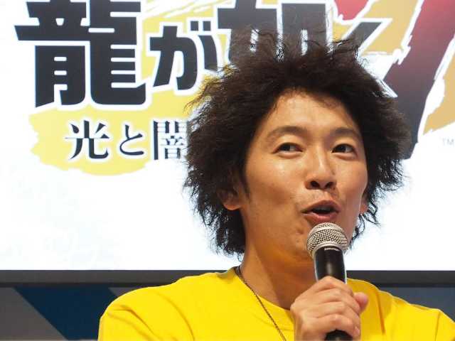 主人公を演じる中谷一博氏 作中の春日一番 日経クロストレンド 主人公を演じる中谷一博氏 作中の春日一番 日経クロストレンド