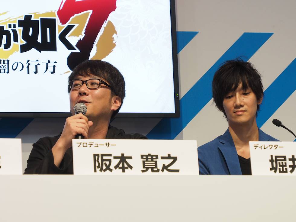 プロデューサーの阪本寛之氏、ディレクターの堀井亮祐氏。堀井氏が実機でプレーする映像を見ながら、堀井氏が解説する、というスタイルでステージは進んだが、この13日のステージでは、バトルで一番が負けてしまうというハプニングも