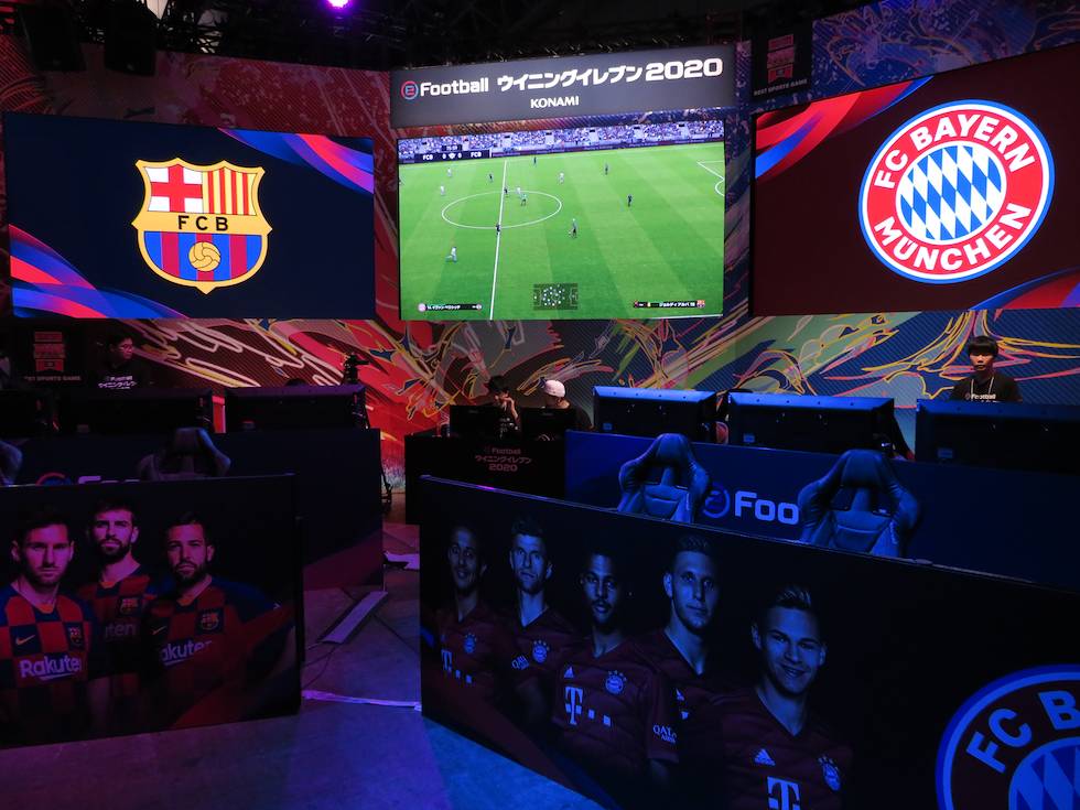 『eFootball ウイニングイレブン 2020』の試遊コーナー。初日のビジネスデイでは、プロゲーマーによるデモンストレーションも行われていた