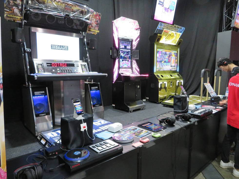 ゲームセンターでおなじみの音楽ゲームをスマホ用にアレンジし、専用コントローラーで遊べるようにした「ULTIMATE MOBILE（アルティメットモバイル）」シリーズ