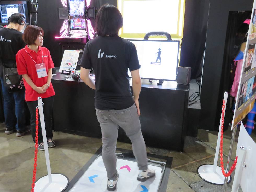 「アルティメットモバイル」版『DanceDanceRevolution』も、マットコントローラーで遊べるデモを展示