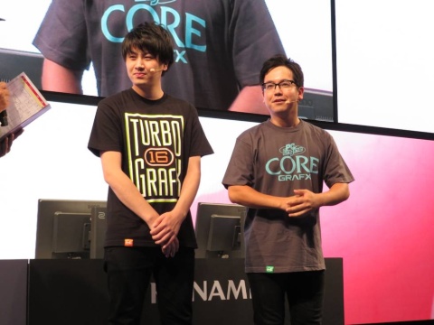 「TurboGrafx」と「PCエンジンコアグラフィックス」のロゴ入りTシャツを着て登場した、吉本初のプロゲーマー、裏切りマンキーコングの西澤祐太朗さん（左）と関谷風次さん（右）