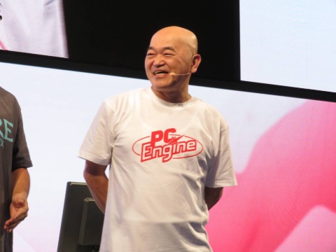 PCエンジンの発売当時、ハドソンで宣伝を担当していた高橋名人は元祖「PCエンジン」のロゴ入りTシャツで登場