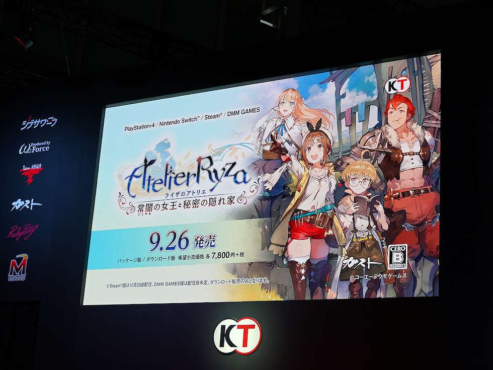 試遊エリアの隣にあるイベントステージでは大画面でPVが流れている