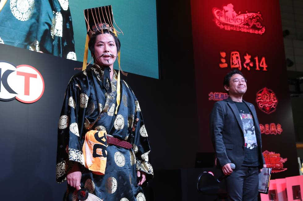ステージイベントに登場したおもしろ三国志とプロデューサーの越後屋和広氏