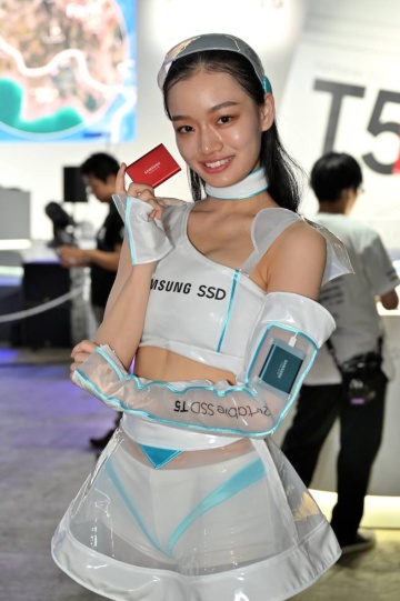 Samsung SSDのコンパニオン衣装は、腕に商品の「SSD（ソリッドステートドライブ）」を仕込む直球勝負
