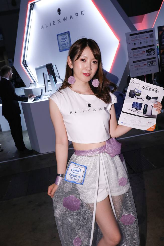 インテルのコンパニオン衣装には同社のCPUをモチーフにした「CORE i9 9th Gen」の装飾が施されている。同社のCoreプロセッサーは既に「第10世代」へ踏み出している。来年は……