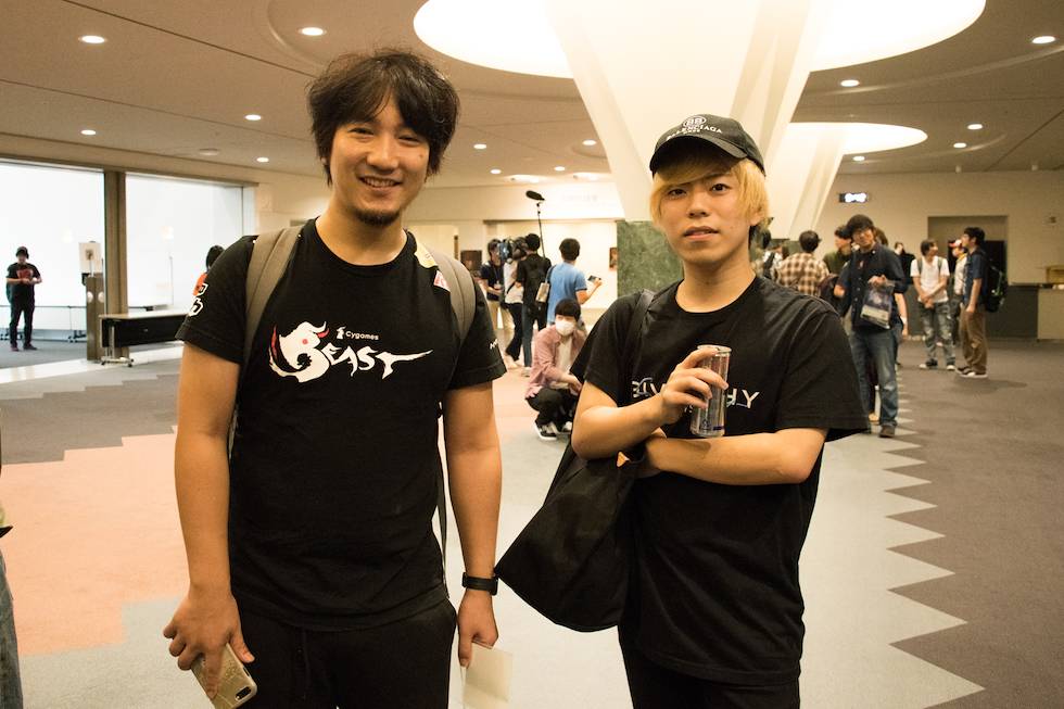 梅原大吾選手（左）とカワノ選手