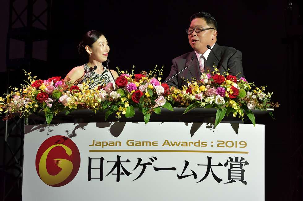 司会進行は例年通り、伊集院光さん（右）と前田美咲さん