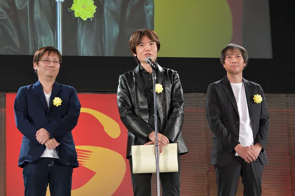 経済産業大臣賞は「大乱闘スマッシュブラザーズ プロジェクトチーム」が受賞した。受賞のオファーがあったときは「開発チーム」としてだったが、ディレクターである桜井政博氏（中央）の「開発以外の、スマブラに関わった全スタッフを含めてほしい」という希望に沿って「プロジェクトチーム」となった