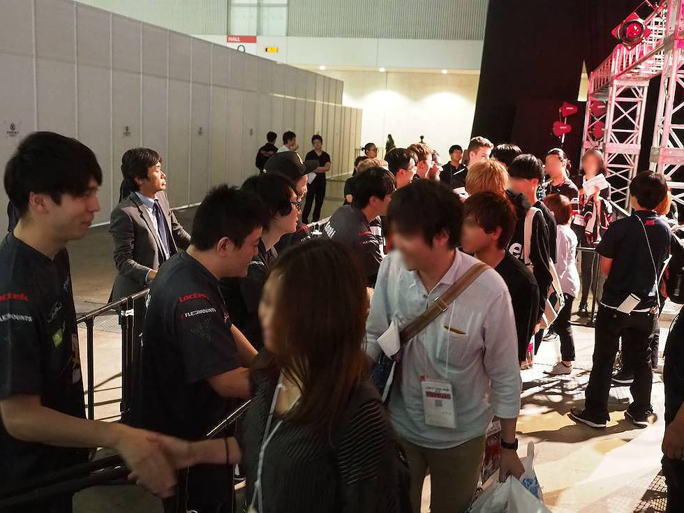大会終了後には、父ノ背中、Fnaticが見送りをするファンサービスも。握手やハイタッチをし、憧れの選手に近づける機会だった。選手もオーディエンスもうれしいひと時だ