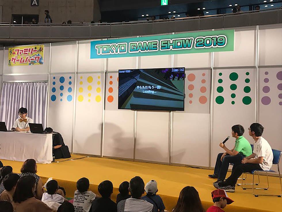 日本ゲーム大賞2019「U18部門」の金賞を受賞した池上颯人氏と銅賞の梅村時空氏。ゲーム実況をしながら二人に質問するさなぴー氏（写真左、松田氏は飛行機の都合で早退した）