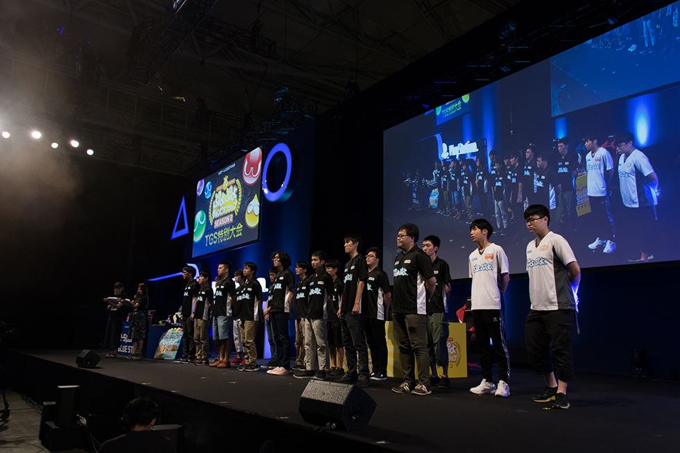 今大会出場選手全18人。白いゲームシャツを着ている2人が、海外からの特別招待選手だ。左が韓国代表のNero選手、右が台湾代表のAcliv選手