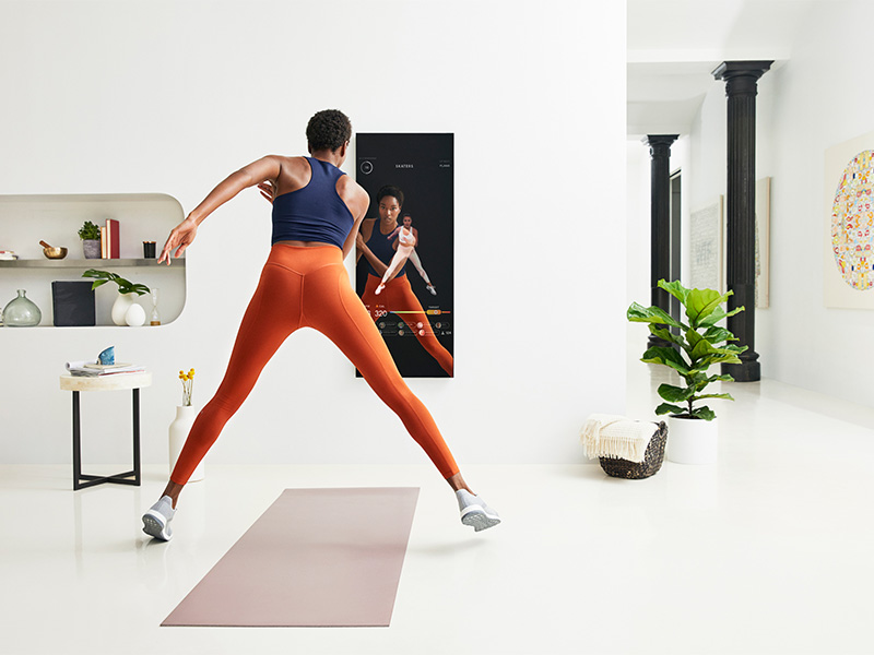 米国で「スマホフィットネスの次」が急成長　鏡ごしにプロが指導