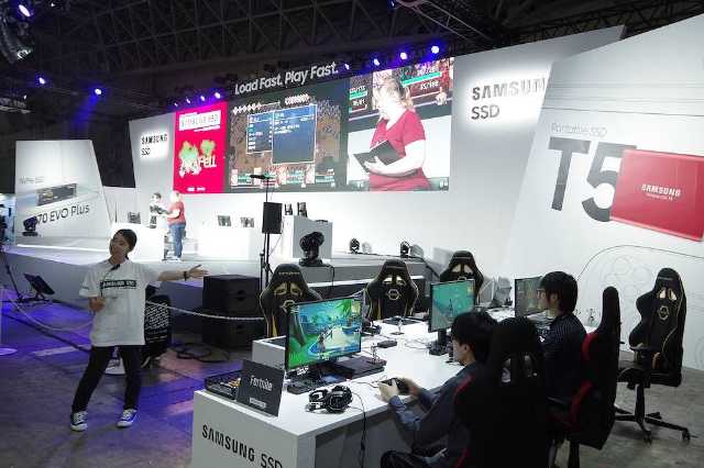 サムスンブースでは 実際に高速なssdを 日経クロストレンド