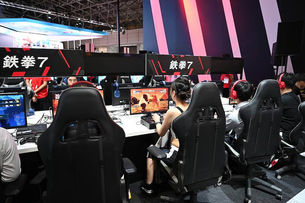 PCゲームで5Gを体感できる「5G LAN PARTY」。一部のPCを5Gのネットワーク経由でインターネットに接続し、有線LANと変わらない感覚でプレーできることをアピールしている