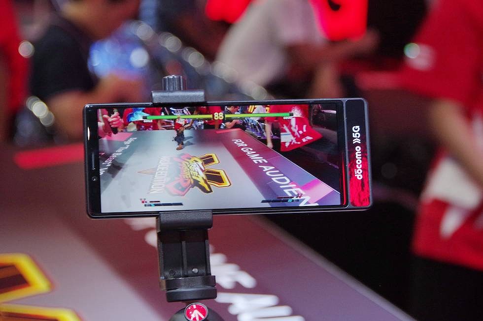 プロゲーマーの対戦プレーをARで観戦する「AR観戦ブース」。5Gスマホの活用で正確な位置情報を遅延なく送信することで、好きな角度からプレーを観戦できる