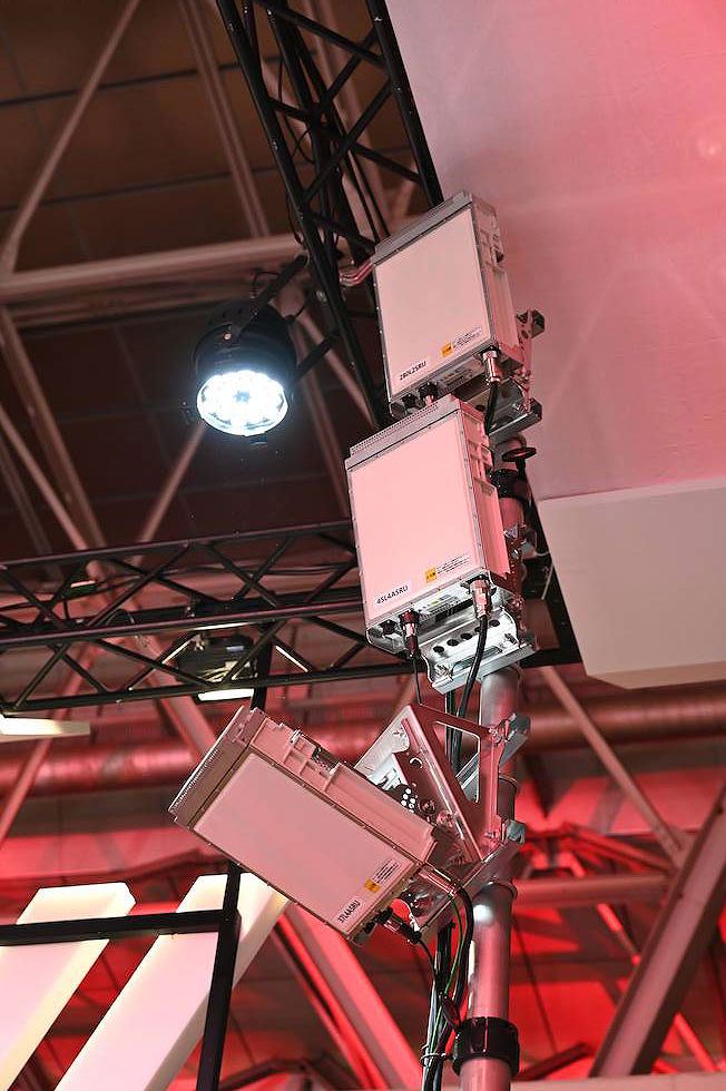 5Gのアンテナ部分を拡大したところ。3.7GHz帯と4.5GHz帯の、2つの帯域が用いられており、会場全体をカバーできるようアンテナが向けられている
