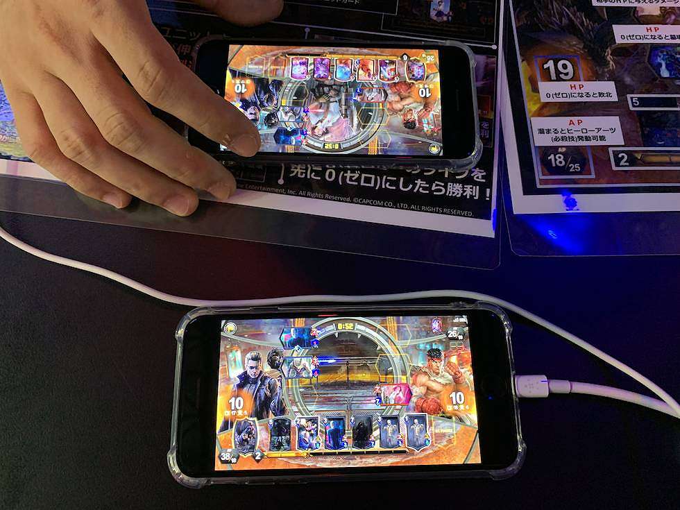 六角形の枠にカードをドラッグすると攻撃が開始する。相手の赤や青の矢印が通るとダメージを受けてしまい、HPがゼロになると負ける