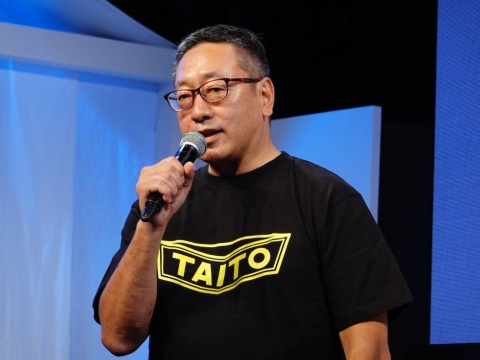 タイトーの山田哲社長は、スペースインベーダー登場当時の同社ロゴが入ったTシャツで登場