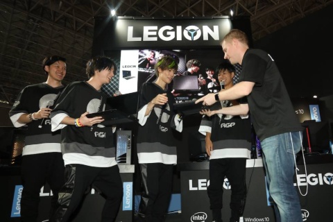 レノボ・ジャパン代表取締役社長のデビット・ベネット氏から、最新ゲーミングノートPC「Lenovo Legion Y540」と、ゲーミングマウスとヘッドセット、ゲーミングバッグを贈呈。大喜びする4人